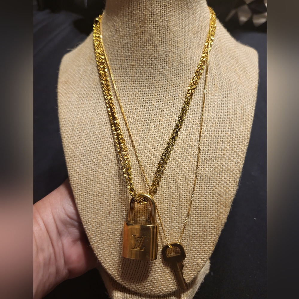 GORGEOUS LOUIS VUITTON PADLOCK AND KEY 🔑 SET ON 2 DIFFERENT NON LV NECKLACES - Picture 9 of 9